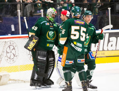 Färjestads målvakt Justin Pogge  gratuleras