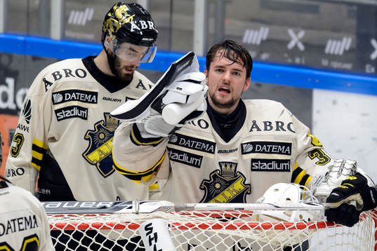 s målvakt Gustaf Lindvall blir överkörd av Karlskronas