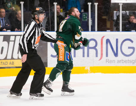 Färjestads Travis Turnbull på väg till utvisningsbåset