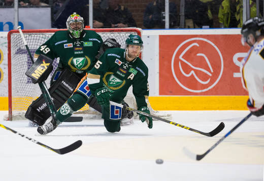 Färjestads Ole-Kristian Tollefsen täcker sött framför