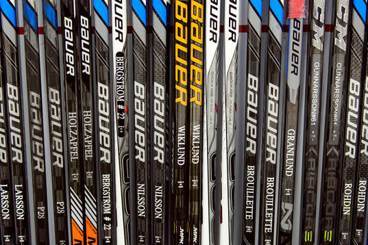 Ishockeyklubbor lutade mot en vägg
