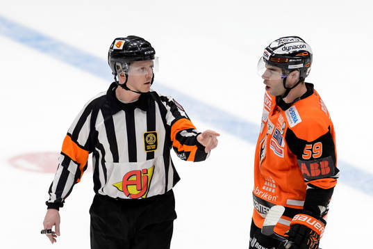 Domare Daniel Winge pratar med Karlskronas Julien