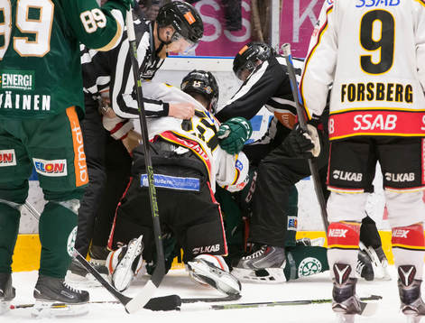 Färjestads Travis Turnbull i en fight med Luleås