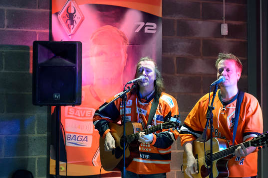 Trubadurer underhåller