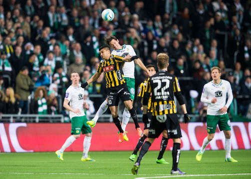 Häckens Paulo de Oliveira i en nickduell med Hammarbys