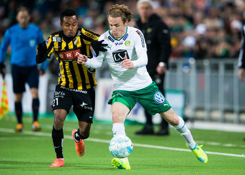 Häckens Nasiru Mohammed i kamp om bollen med Hammarbys