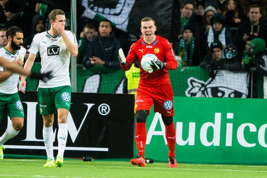 Hammarbys målvakt Ögmundur Kristinsson reagerar