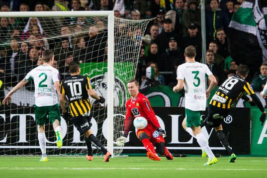 Hammarbys målvakt Ögmundur Kristinsson räddar ett skot