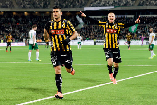 Häckens Paulo de Oliveira jublar