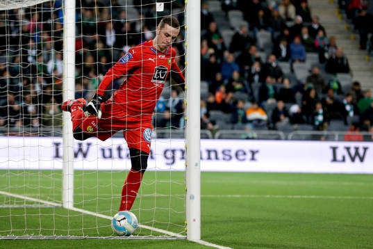 Hammarbys målvakt Ögmundur Kristinsson är arg