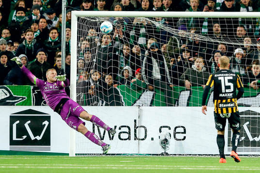 Hammarbys Melker Hallberg (ej i bild) gör 2-2