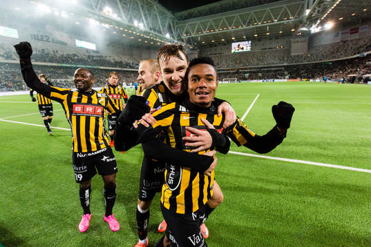 Häckens John Owoeri och Jasmin Sudic jublar