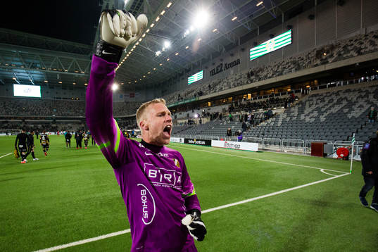 Häckens målvakt Peter Abrahamsson jublar