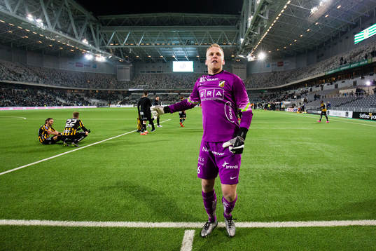 Häckens målvakt Peter Abrahamsson jublar