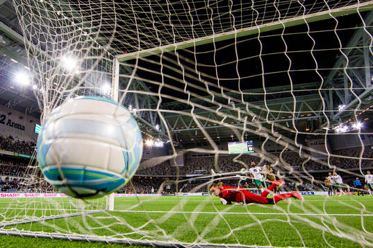 Hammarbys målvakt Ögmundur Kristinsson ser hur bollen