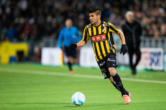Häckens Paulo de Oliveira med bollen