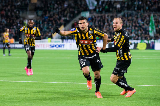 Häckens Paulo de Oliveira jublar med Kari Arkivuo etfer