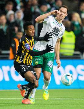 Häckens Nasiru Mohammed i kamp om bollen med Hammarbys