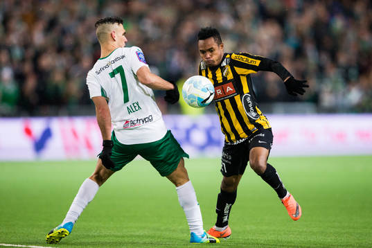 Hammarbys Alexssander Medeiros de Azeredo i kamp om bollen