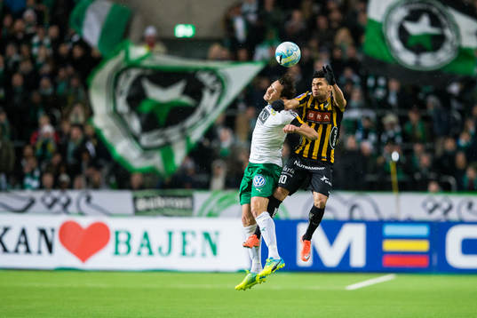 Hammarbys Philip Haglund i en nickduell med Häckens Paulo