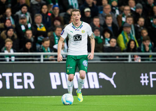 Hammarbys Birkir Már Saevarsson med bollen