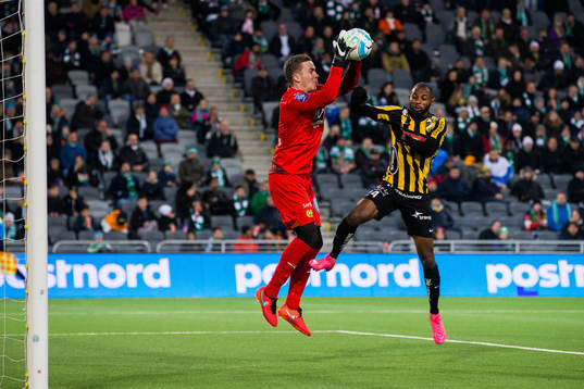 Hammarbys målvakt Ögmundur Kristinsson plockar ner bollen