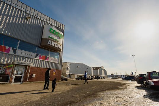 Solen skiner utanför Coop Norrbotten Arena