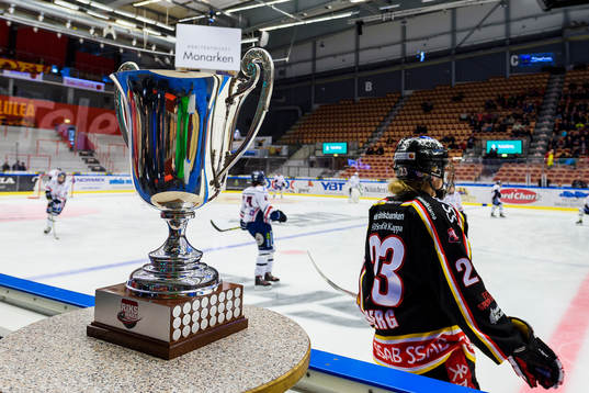 SM-pokalen på plats mellan avbytarbåsen på uppvärmningen