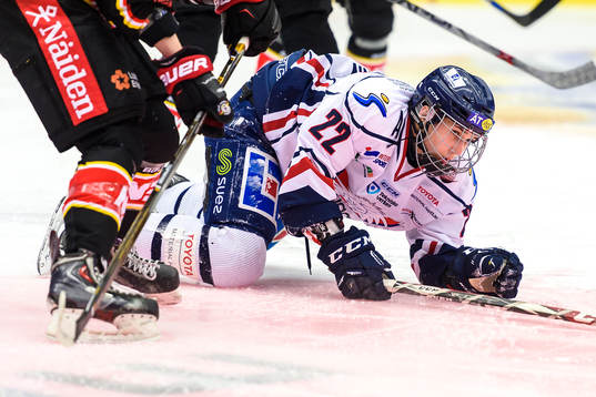 Linköpings Denise Altmann ligger på isen