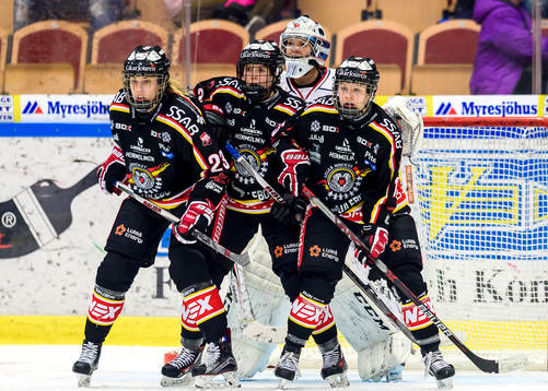 3st Luleå spelare står framför Linköpings målvakt