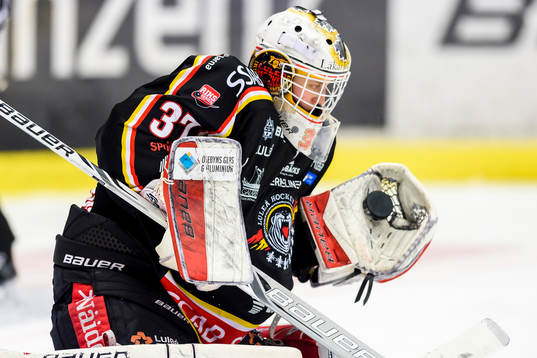 Luleås målvakt Maria Omberg räddar ett skott