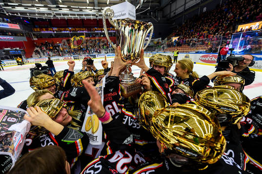 Luleåspelarna med sm-pokalen