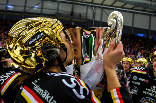 Luleåspelarna med sm-pokalen