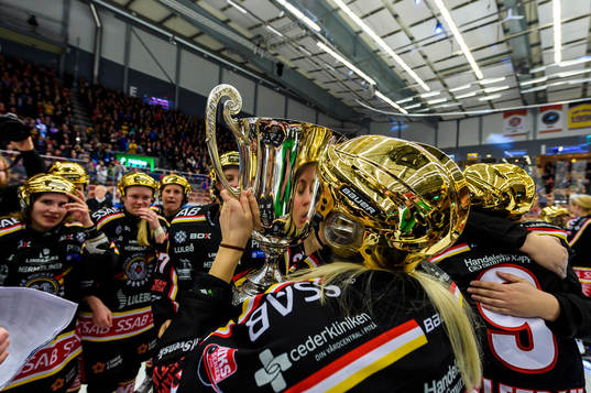 Luleåspelarna med sm-pokalen