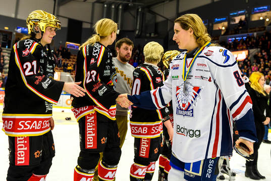 Linköpings Kristina Vikdahl med sin silvermedalj runt