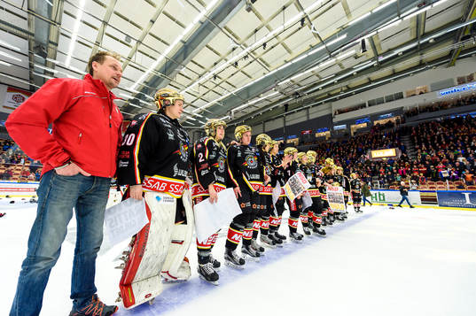 Luleå spelarna väntar på sina guldmedaljer