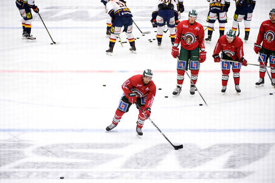 Frölundas Joel Lundqvist värmer upp innan kvartsfinal 3 i