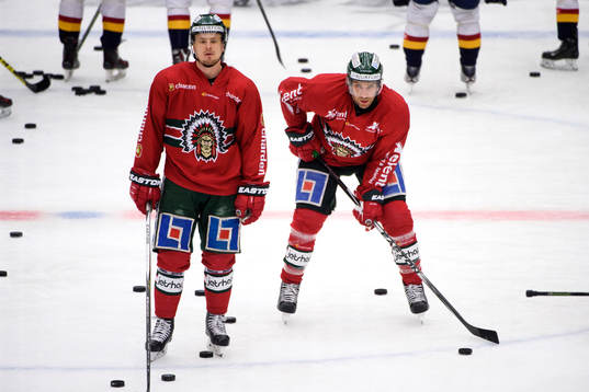 Frölundas Nicklas Lasu och Joel Lundqvist värmer upp