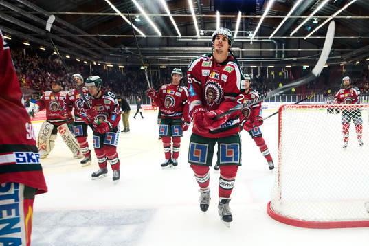 Frölundas Oliver Lauridsen tackar publiken