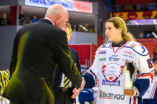 Linköpings Kristina Vikdahl tar i mot sin silvermedalj