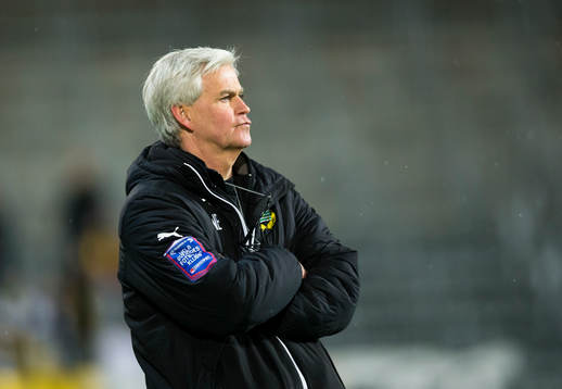 Hammarbys tränare Nanne Bergstrand ser fundersam ut