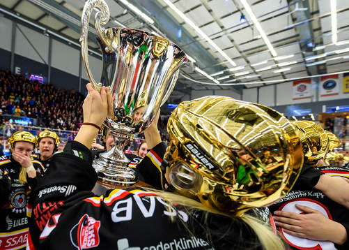 Luleås Johanna Fällman med sm-pokalen