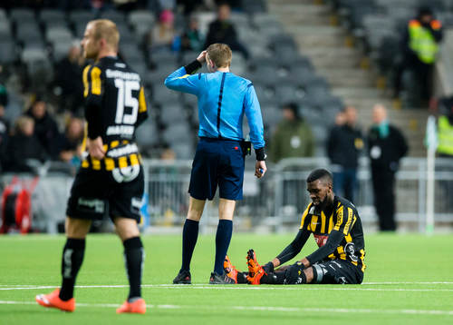 Häckens Tefu Mashamaite ligger på marken