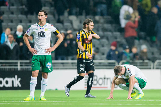 Hammarbys Philip Haglund (v) och en knästående Richard