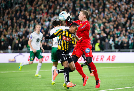 Hammarbys målvakt Ögmundur Kristinsson räddar en boll