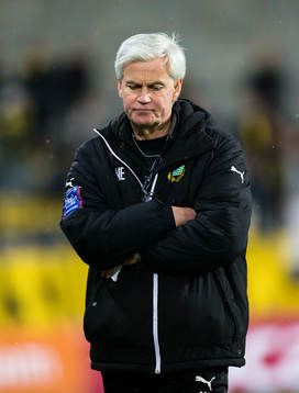 Hammarbys tränare Nanne Bergstrand ser deppig ut