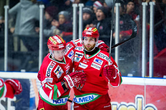 Modos Victor Olofsson och Bill Thomas jublar