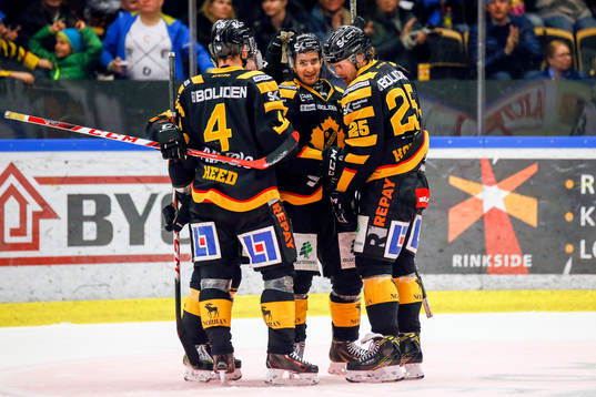 Skellefteås Andrew Calof jublar med lagkamraterna