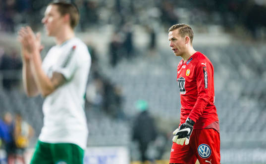 Hammarbys målvakt Ögmundur Kristinsson ser deppig ut