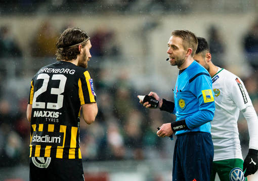 Domare Johan Hamlin samtalar med Häckens Simon Sandberg